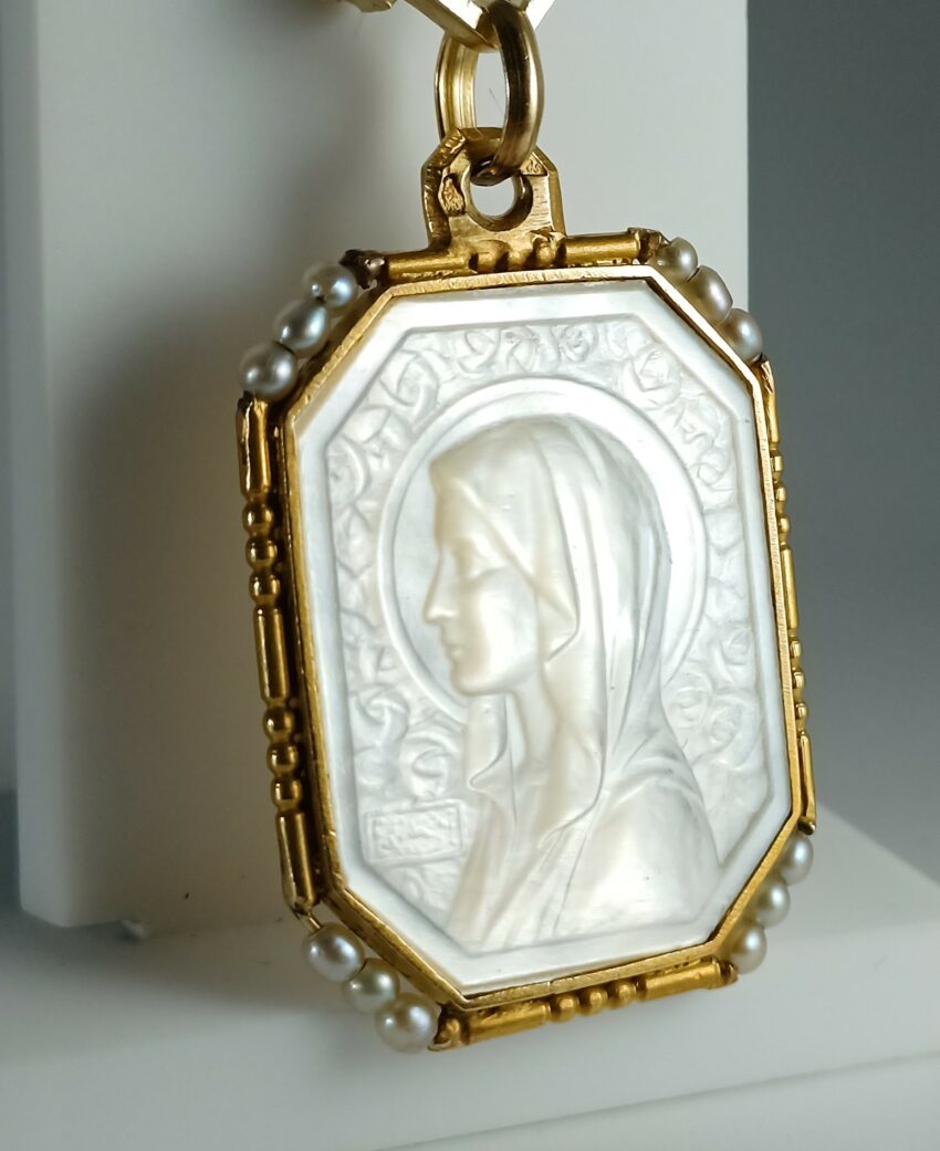 VENDUE. Médaille en nacre, or et perles – Image 2