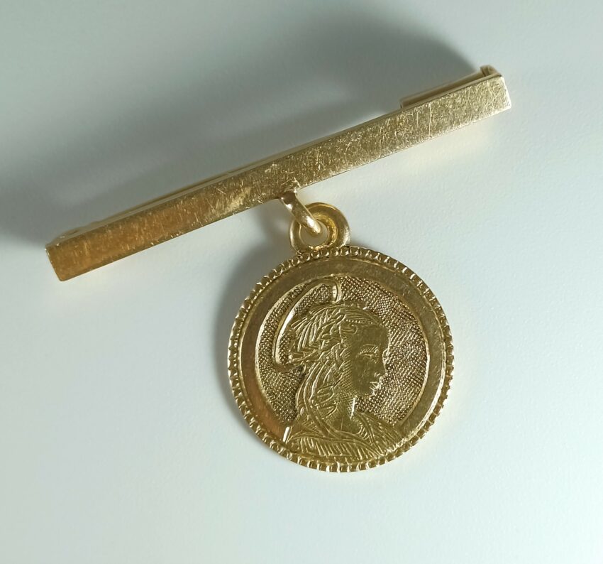 Broche avec petite médaille à décor guilloché