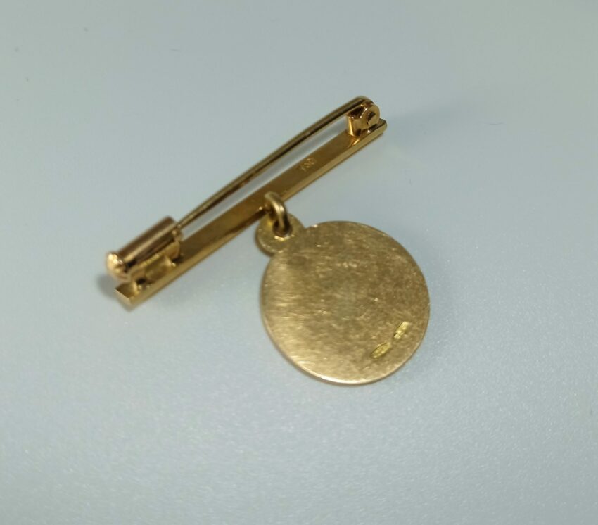 Broche avec petite médaille à décor guilloché – Image 2