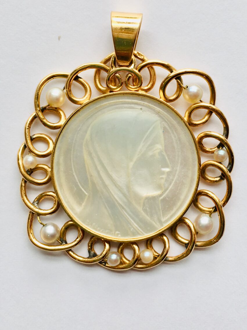 VENDUE. Grande médaille or, nacre et perles