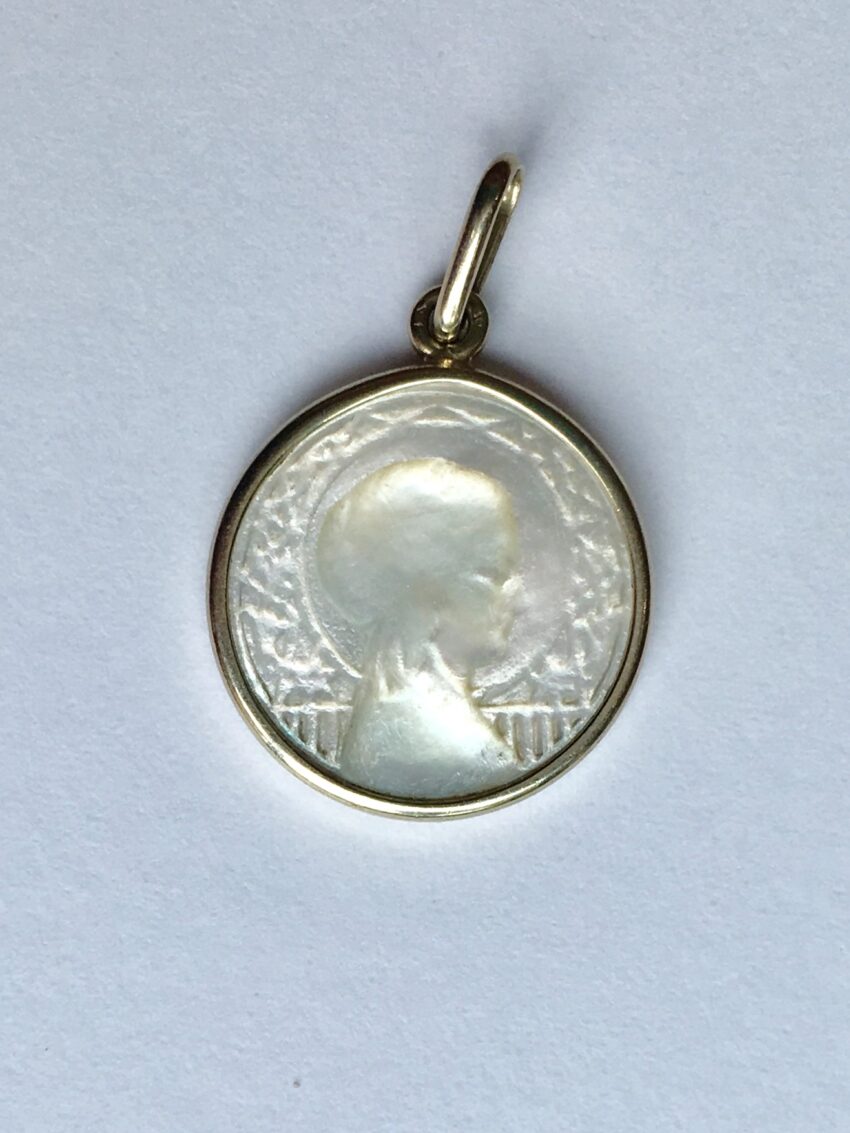 VENDUE. Médaille or blanc et nacre