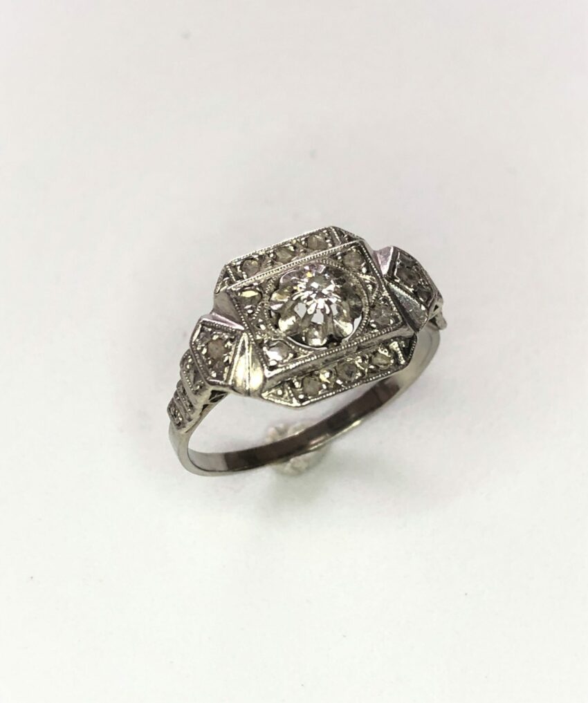 VENDUE. BAGUE ART DECO
