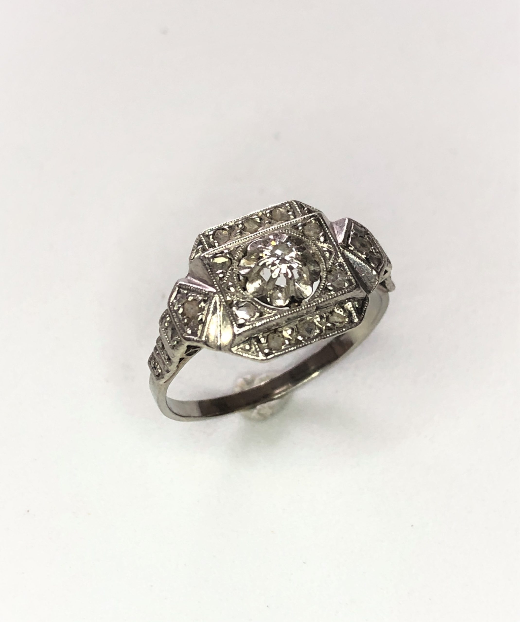 VENDUE. BAGUE ART DECO