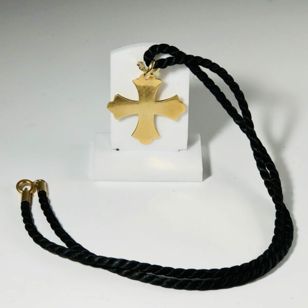 Croix en or sur son cordon
