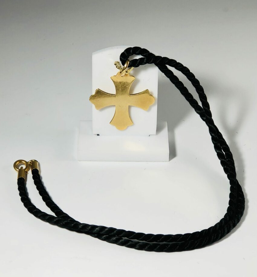 Croix en or sur son cordon