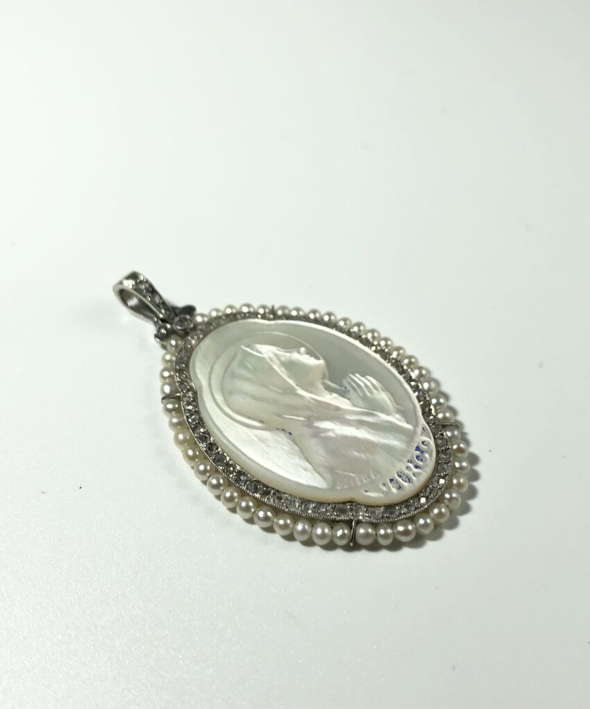 VENDUE. Exceptionnelle médaille en platine, nacre et diamants – Image 3