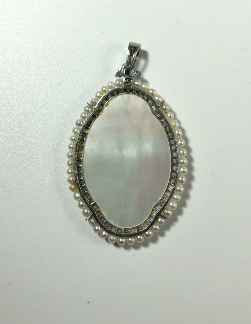 VENDUE. Exceptionnelle médaille en platine, nacre et diamants – Image 2