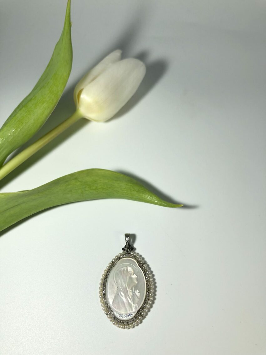 VENDUE. Exceptionnelle médaille en platine, nacre et diamants – Image 4
