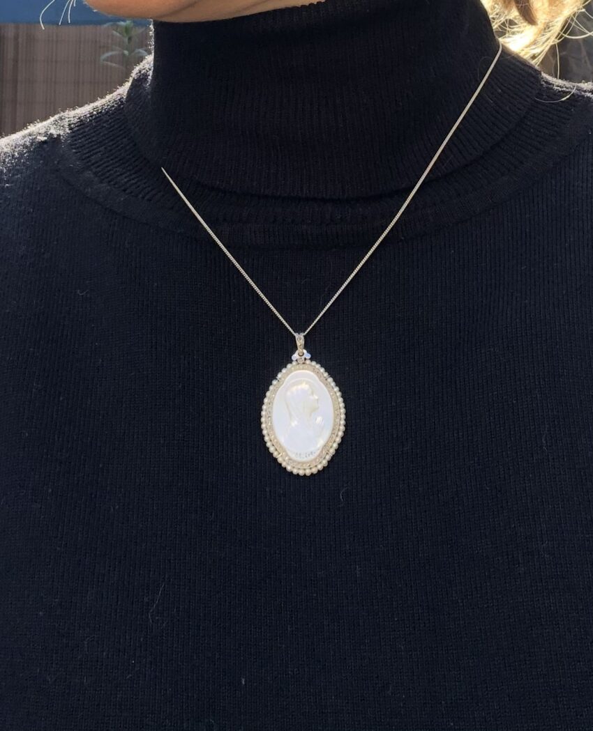 VENDUE. Exceptionnelle médaille en platine, nacre et diamants – Image 6