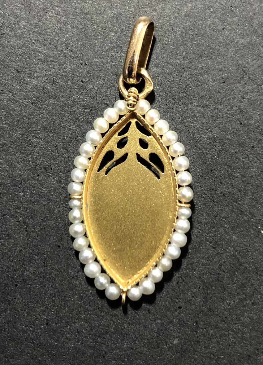 Vendue. Fine médaille en or ajouré et perles – Image 2