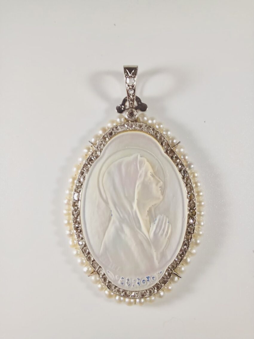 VENDUE. Exceptionnelle médaille en platine, nacre et diamants – Image 5