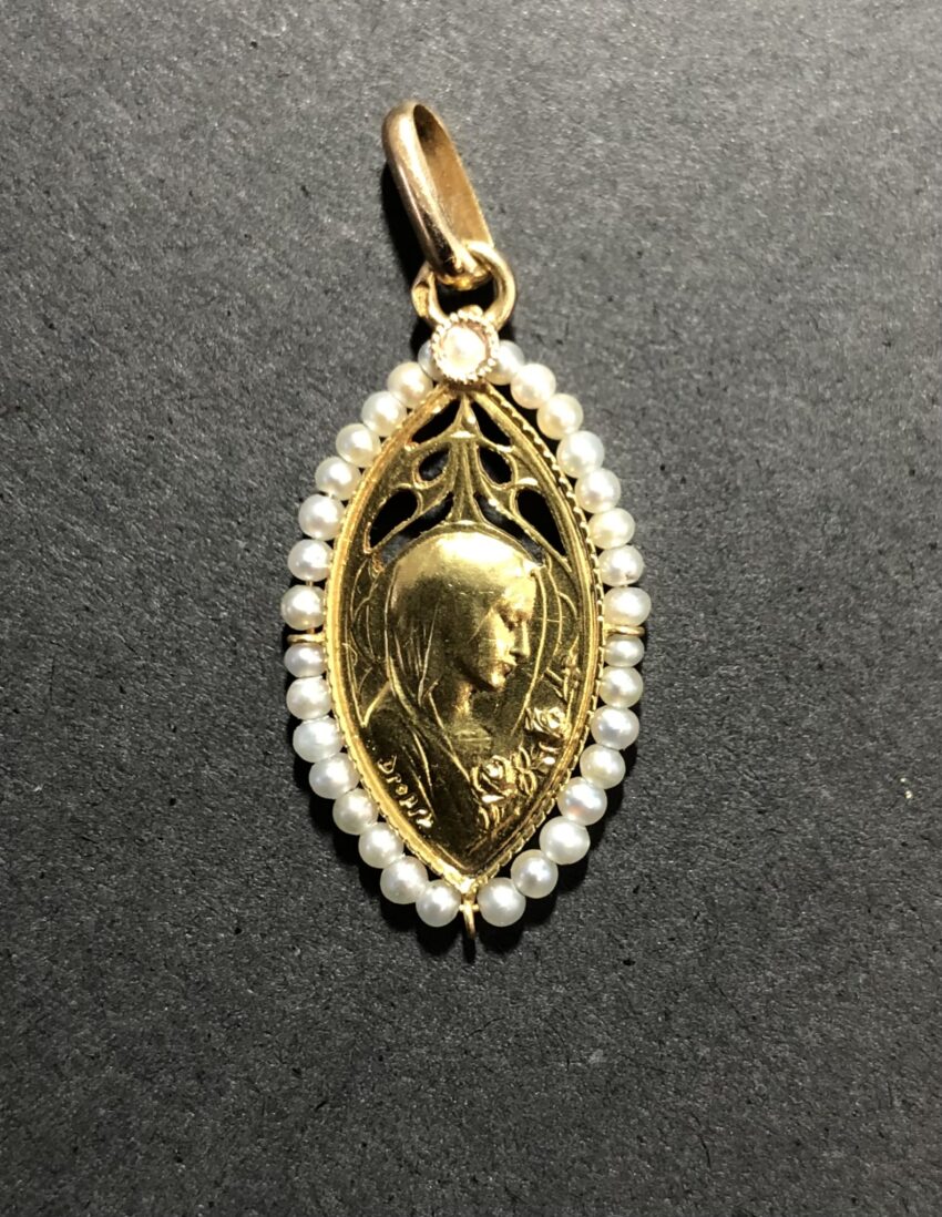 Vendue. Fine médaille en or ajouré et perles
