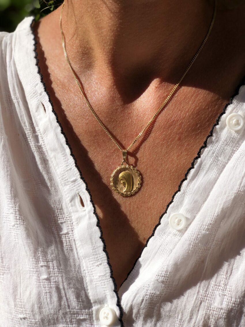 Médaille Vierge sur fond rayé