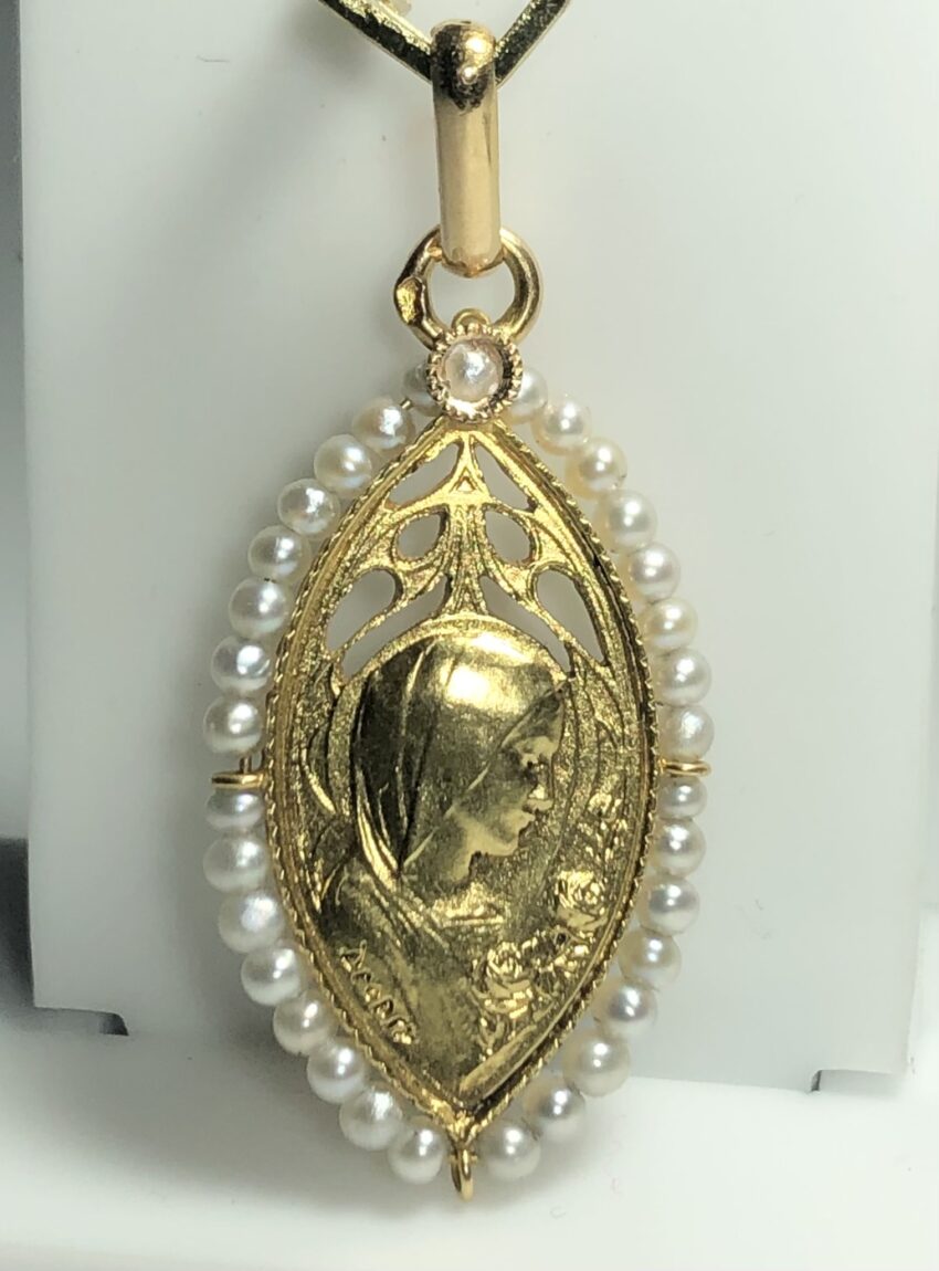 Vendue. Fine médaille en or ajouré et perles – Image 3