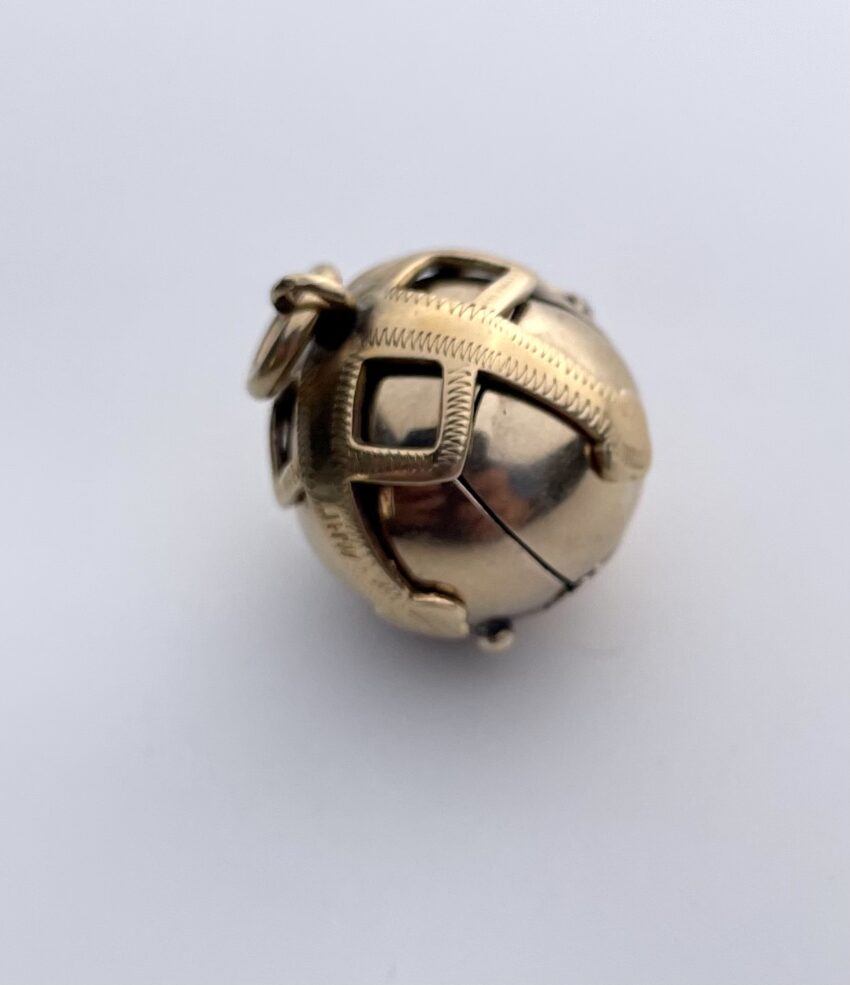 Rare et étonnant pendentif boule en argent et vermeil à transformation