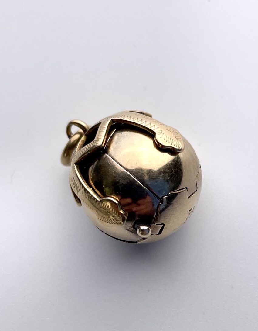 Rare et étonnant pendentif boule en argent et vermeil à transformation – Image 2
