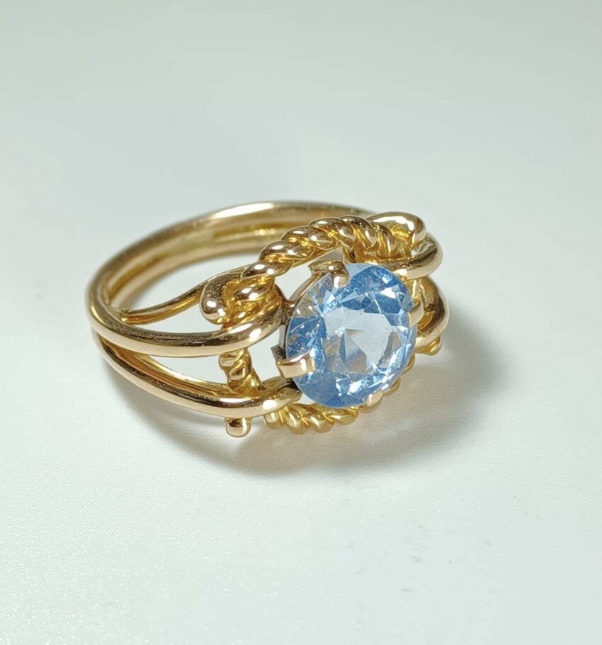 Bague vintage, or jaune et spinelle