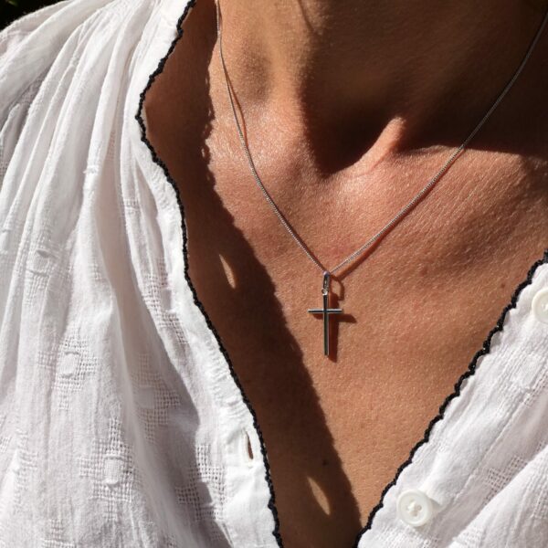 Pendentif croix en or blanc