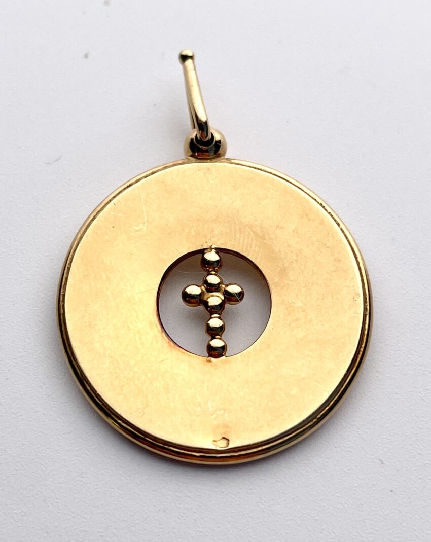VENDUE. Grande médaille en or 18 carats, représentant une croix perlée dans un cercle ajouré