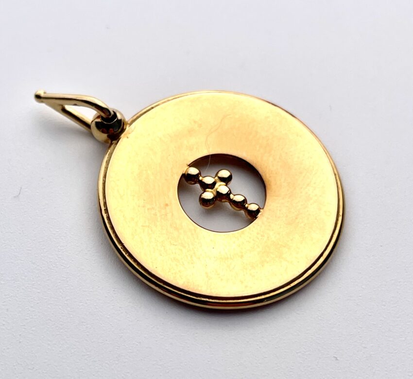 VENDUE. Grande médaille en or 18 carats, représentant une croix perlée dans un cercle ajouré – Image 2