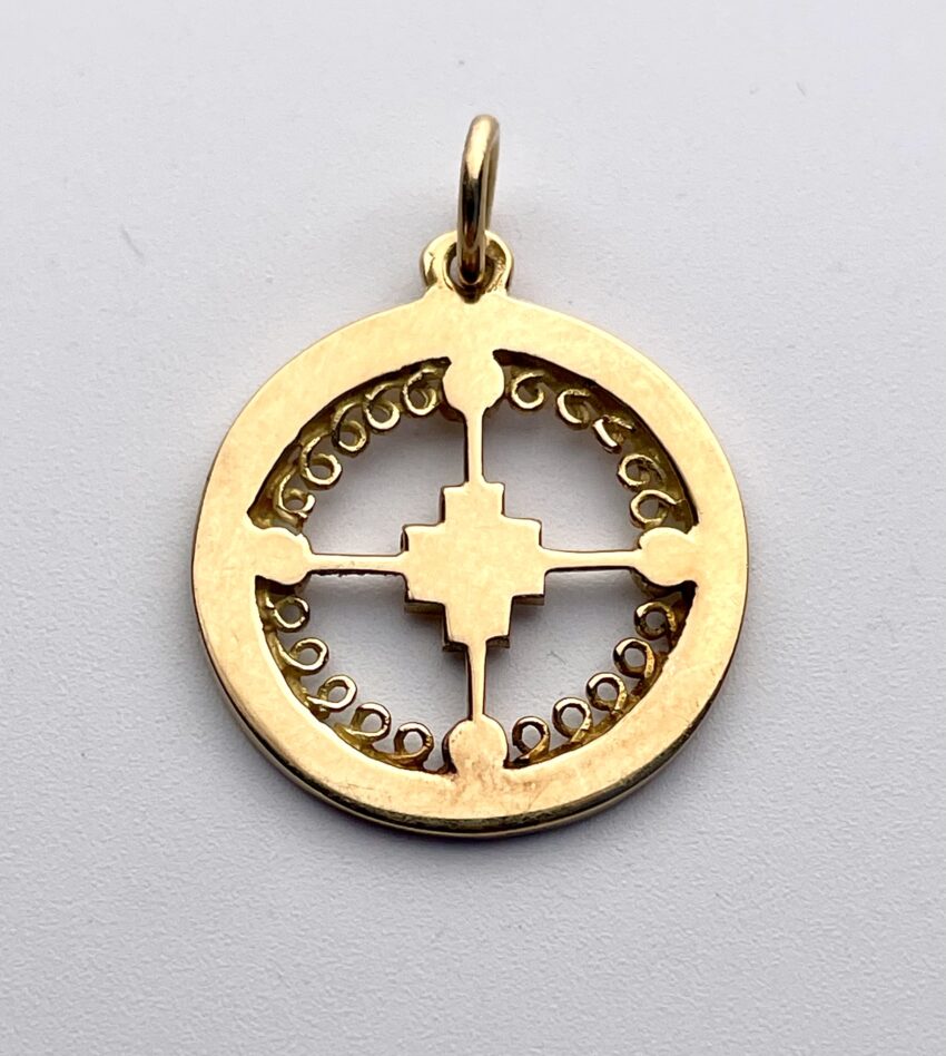 Médaille en or à décor d'une croix centrale et de volutes – Image 4