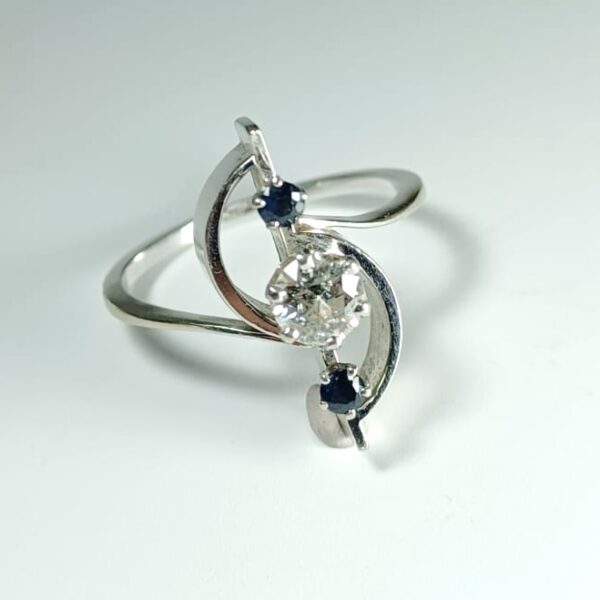 Bague originale, diamant, or et saphirs