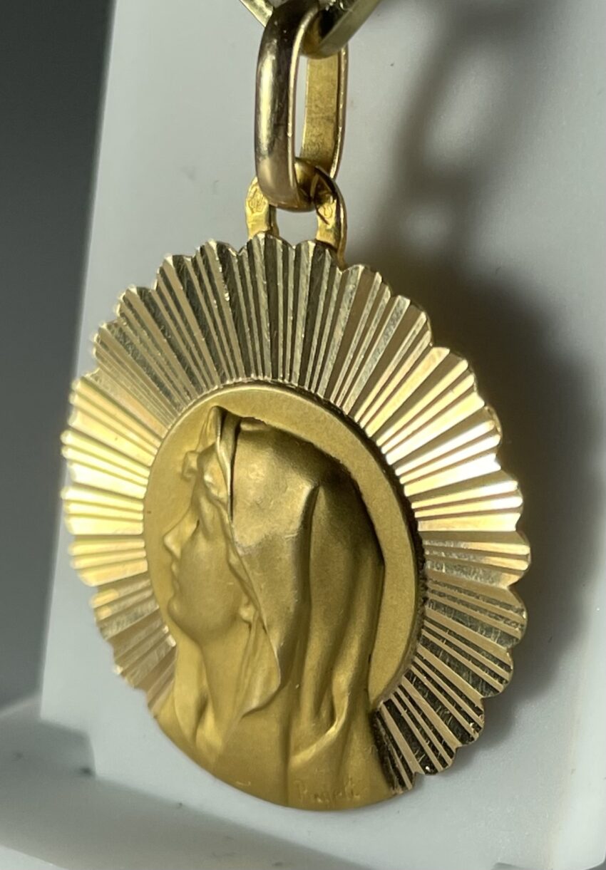 Vendue. Médaille rayonnante