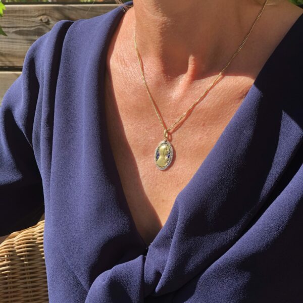 VENDUE. Médaille émaillée et perles