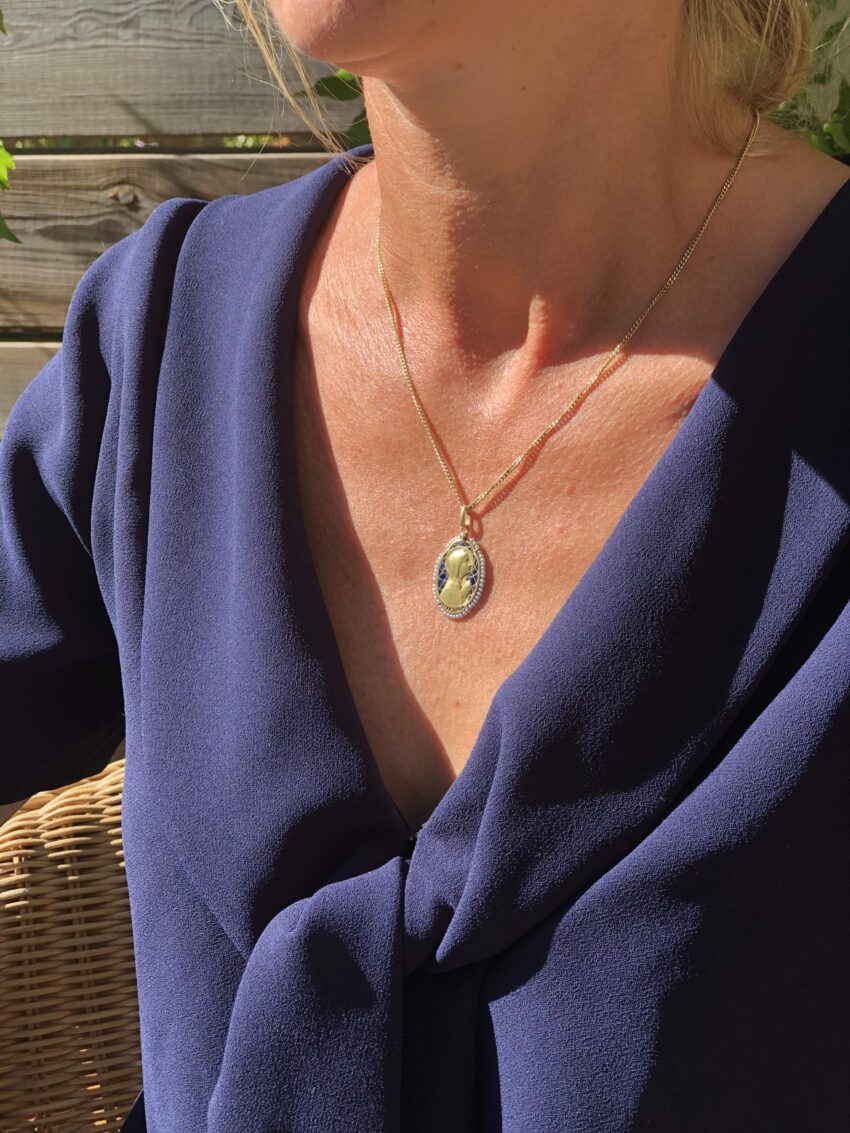 VENDUE. Médaille émaillée et perles