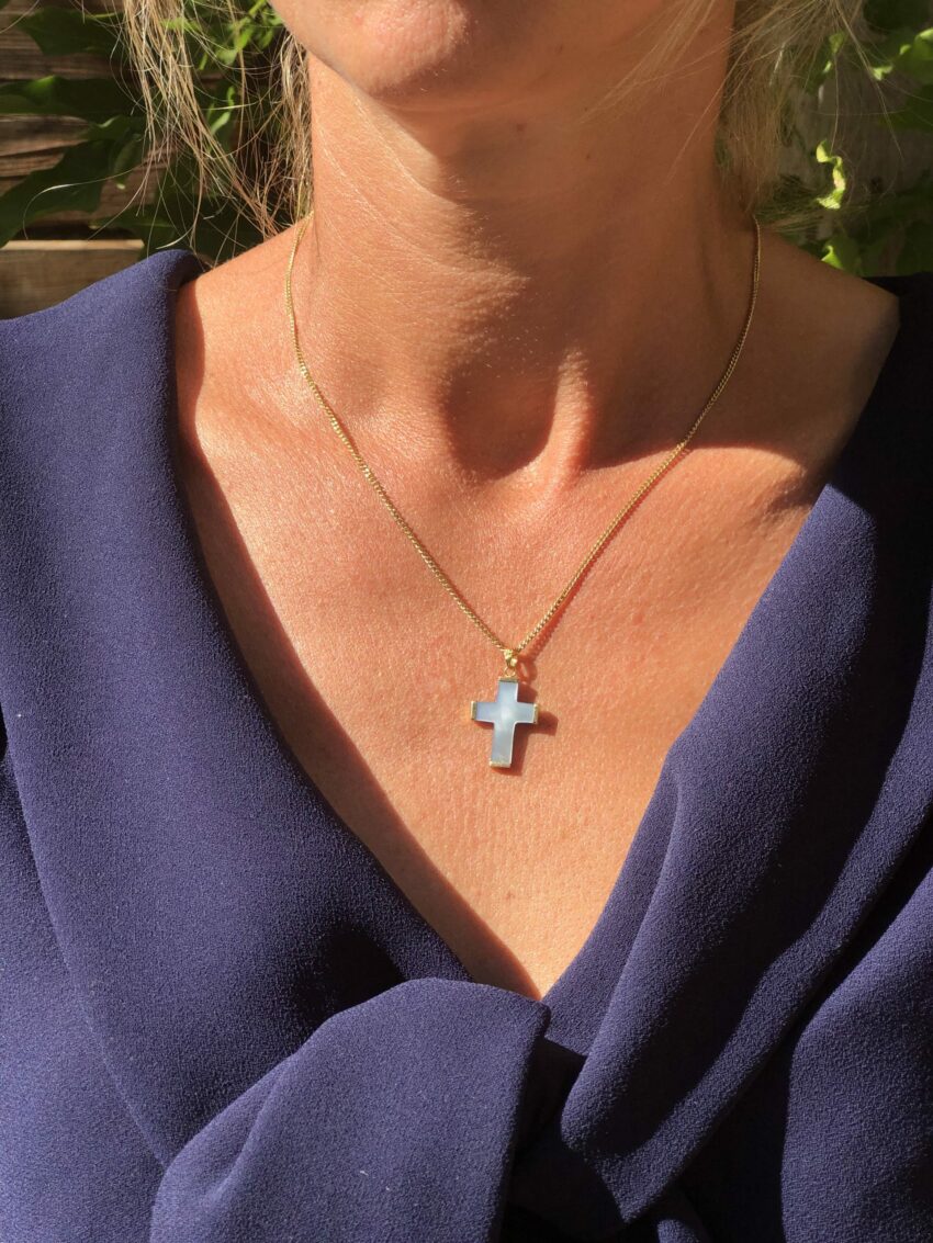 VENDUE. Croix or et nacre