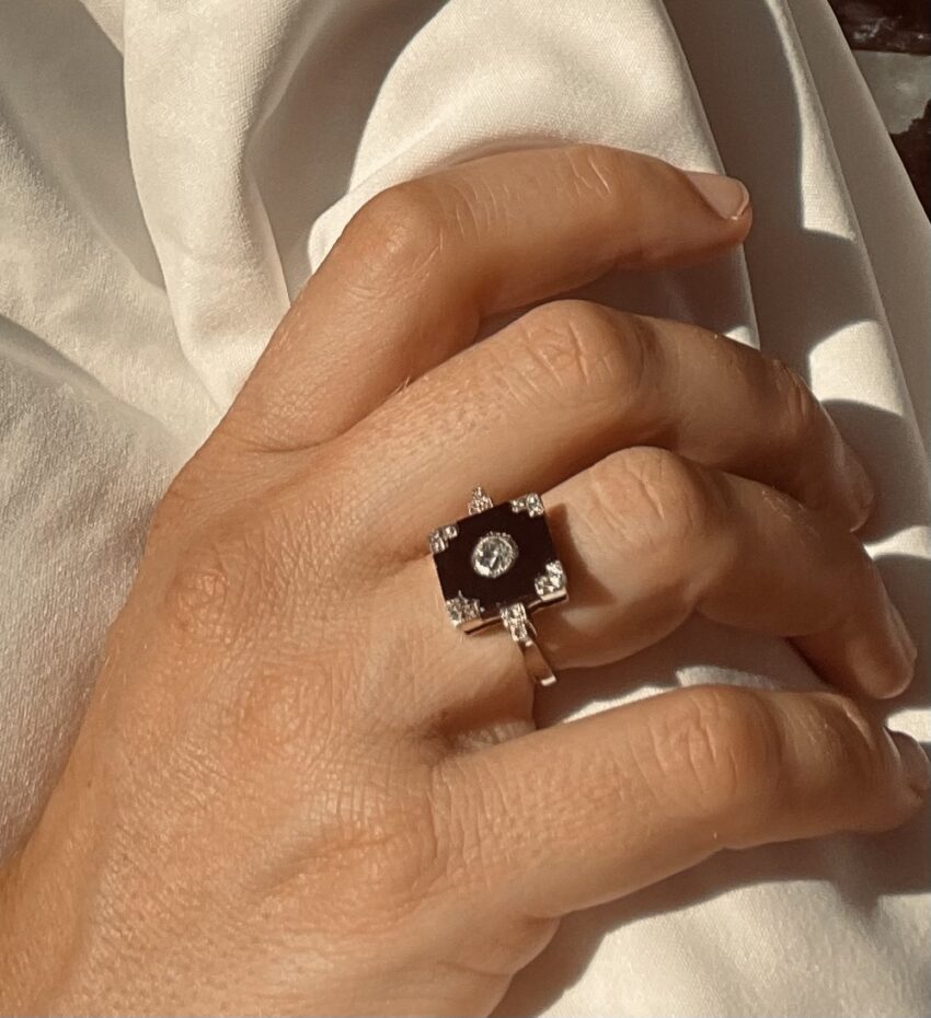 VENDUE. Bague Art Déco diamant plaque d'onyx