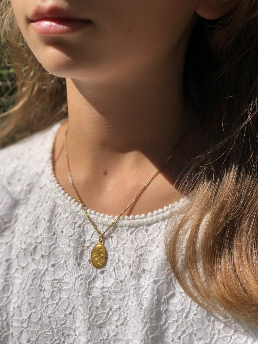 Vendue. Médaille Vierge en prière