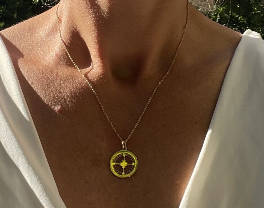 Médaille en or à décor d'une croix centrale et de volutes – Image 3