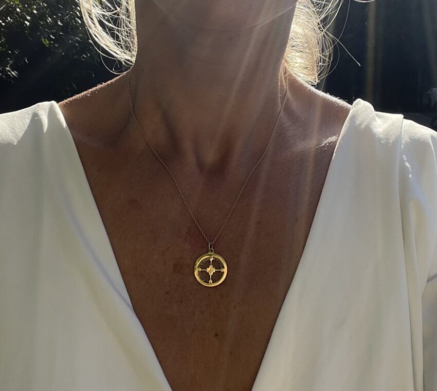 Médaille en or à décor d'une croix centrale et de volutes – Image 2
