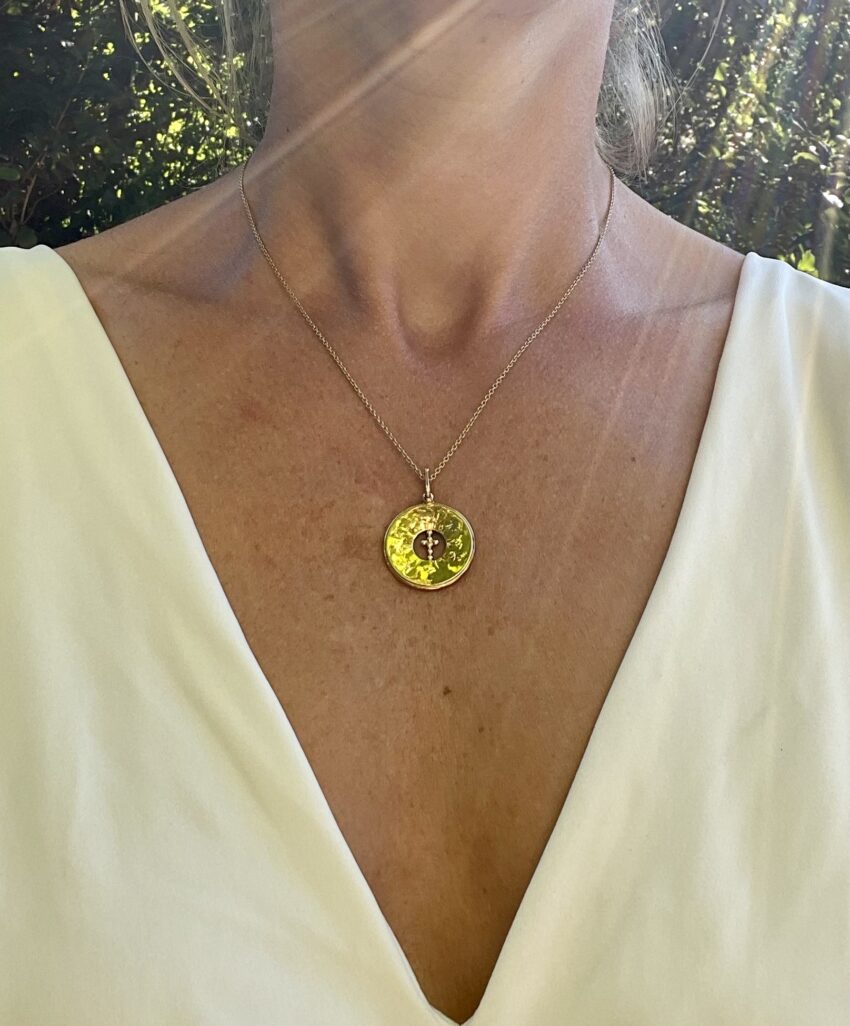 VENDUE. Grande médaille en or 18 carats, représentant une croix perlée dans un cercle ajouré – Image 3