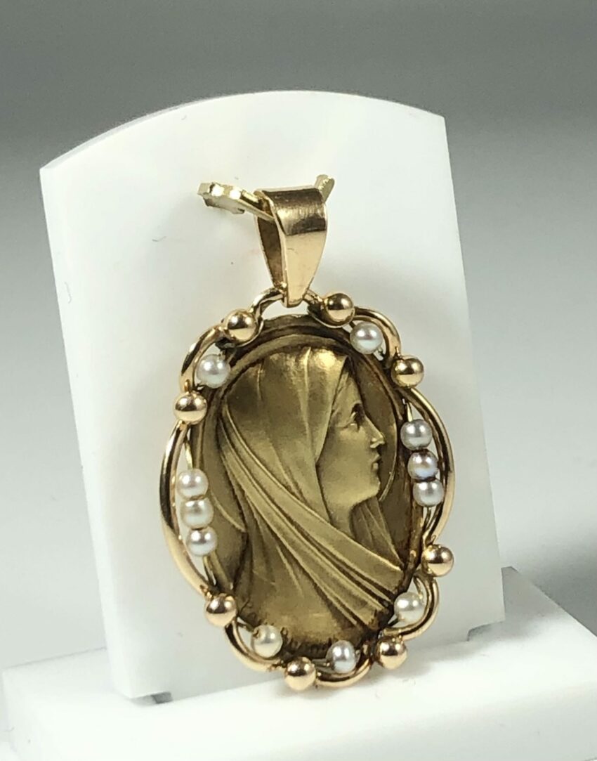 Médaille en or et perles