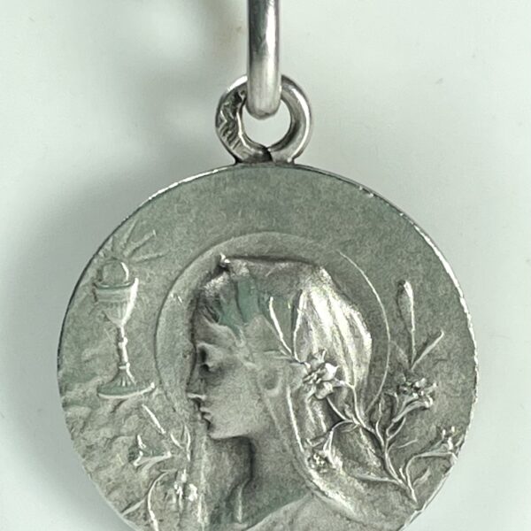 VENDUE. Médaille de communion en argent