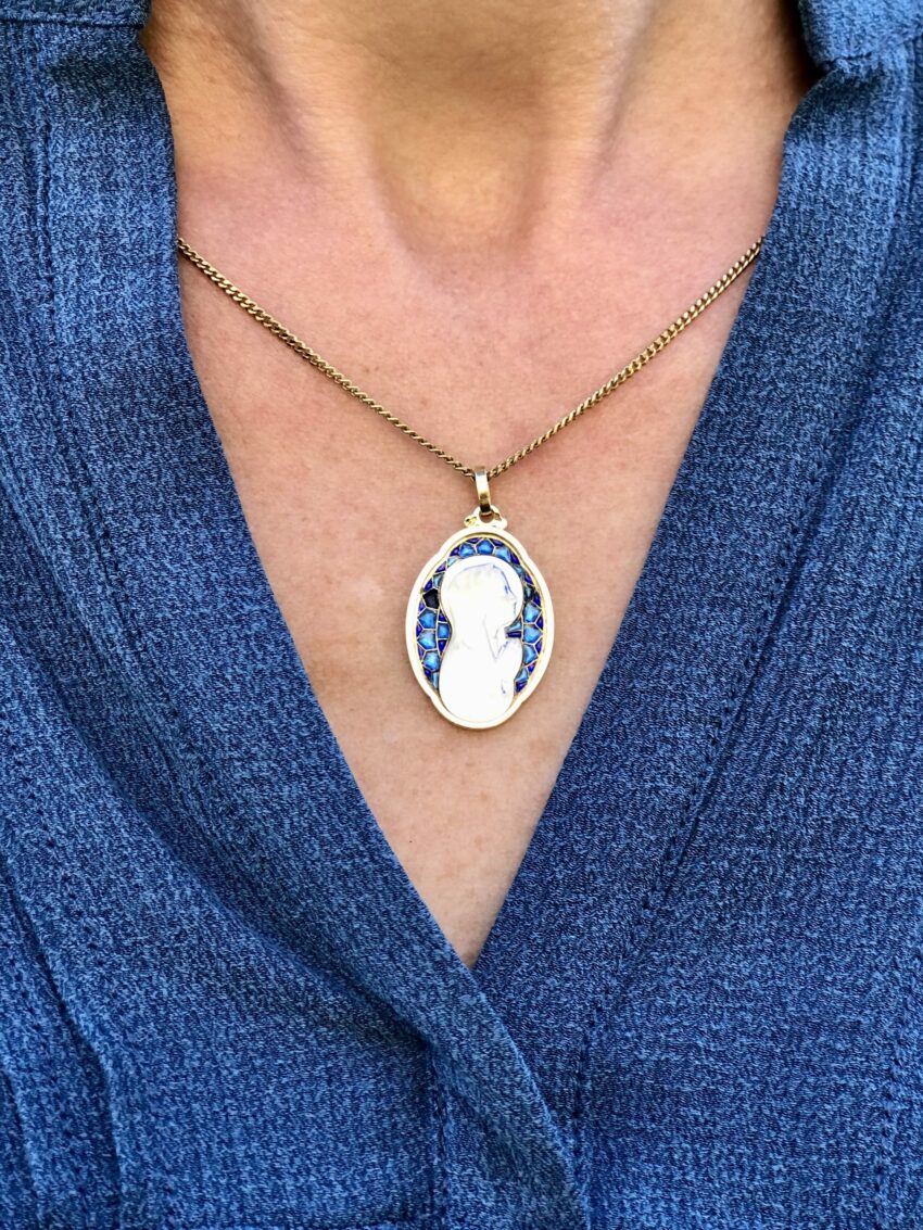 VENDUE. Très belle médaille en or, nacre et émail – Image 2