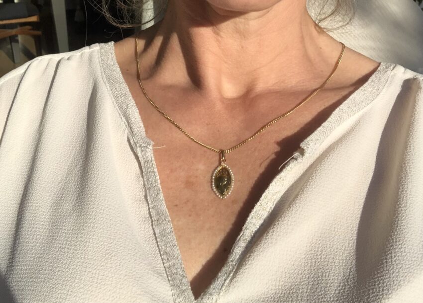 Vendue. Fine médaille en or ajouré et perles – Image 4