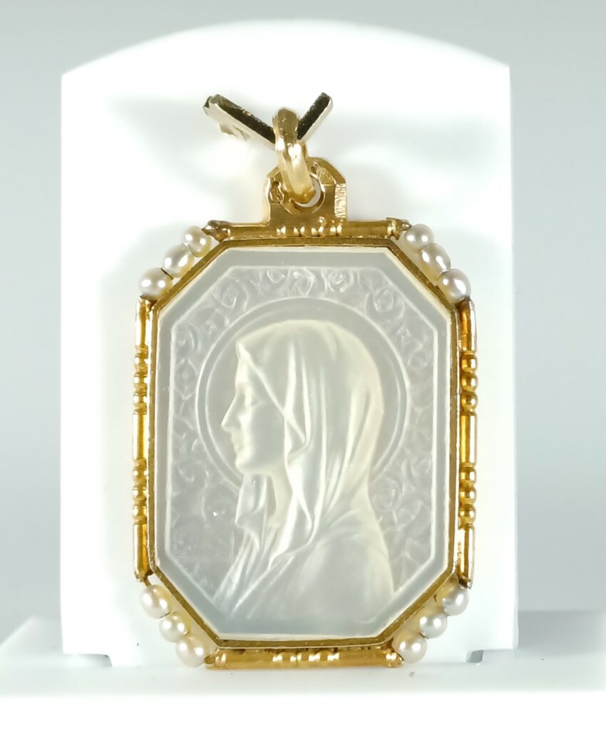 VENDUE. Médaille en nacre, or et perles