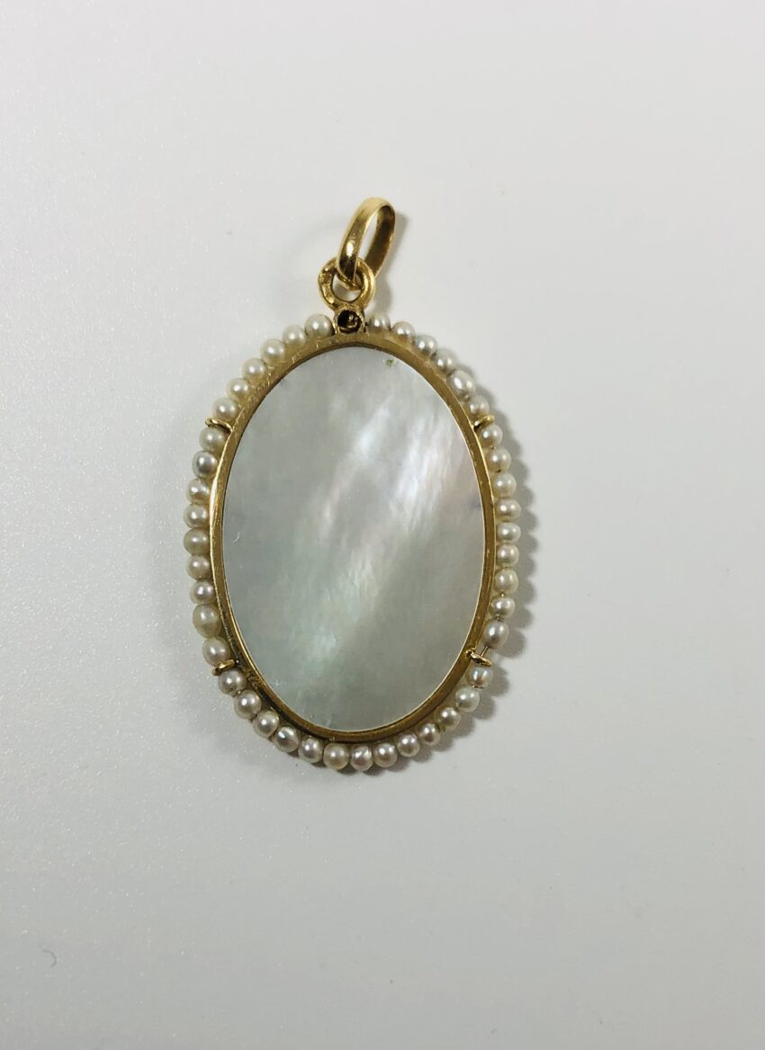 VENDUE.Médaille en or, nacre et perles – Image 4