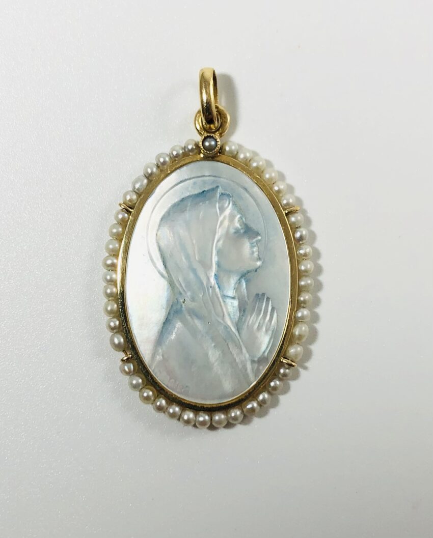 VENDUE.Médaille en or, nacre et perles