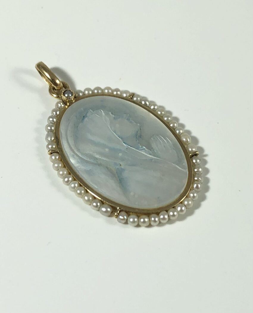 VENDUE.Médaille en or, nacre et perles – Image 3