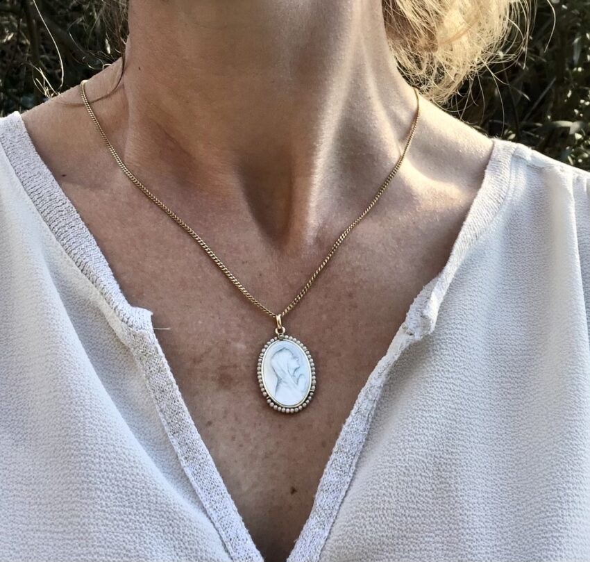 VENDUE.Médaille en or, nacre et perles – Image 2