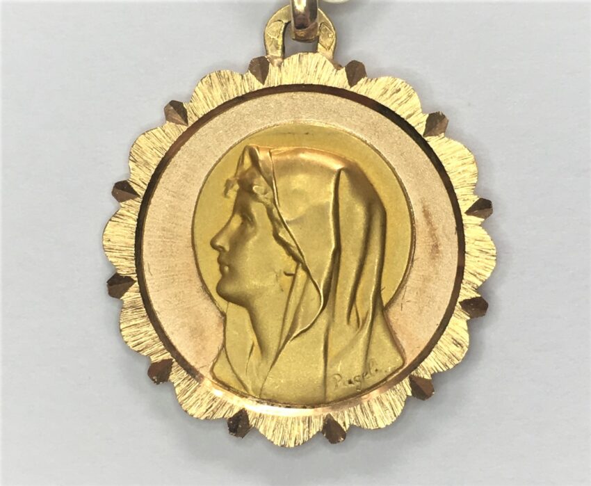 VENDUE. Médaille or entourage rayonnant