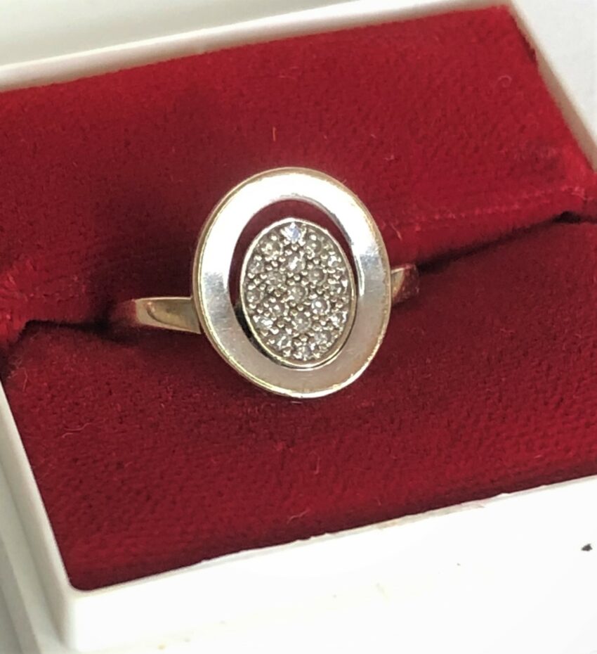 VENDUE. Bague or blanc pavage de diamants