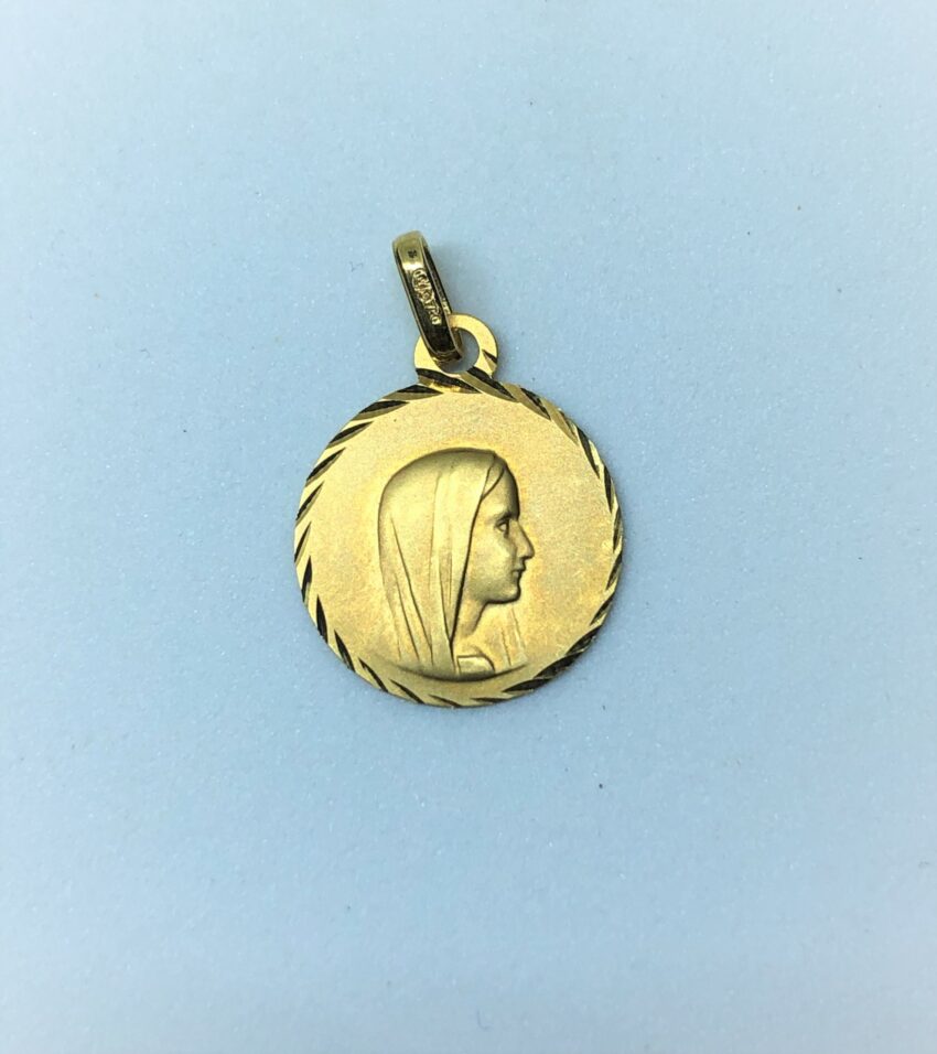Réservée. Petite médaille