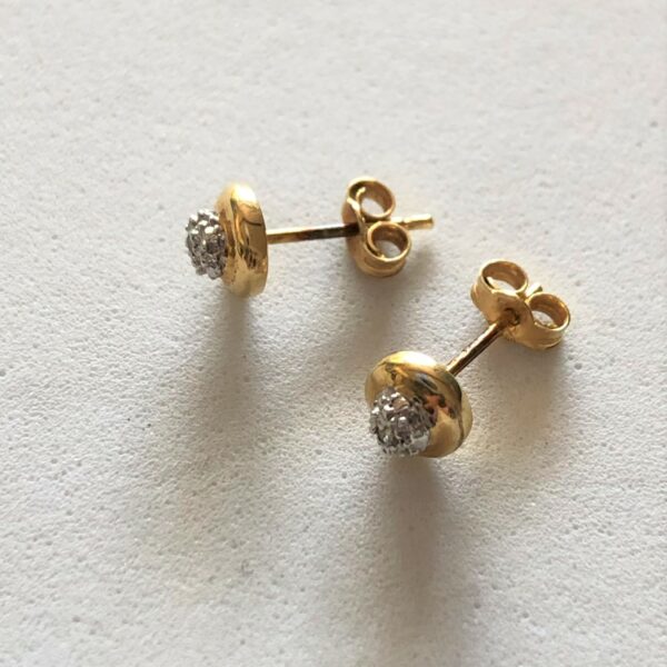 VENDUES. Puces d'oreilles, or blanc et diamants