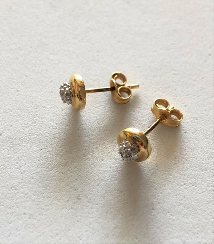 VENDUES. Puces d'oreilles, or blanc et diamants