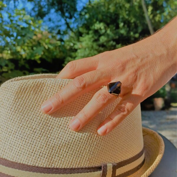 Vendue. Bague en or et topaze